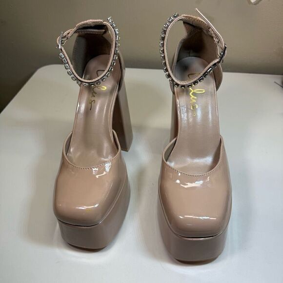 Lulus  - Picture 5 of 11